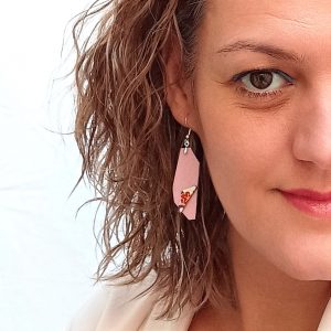 PENDIENTE ASIMÉTRICO COLOR ROSA PASTEL