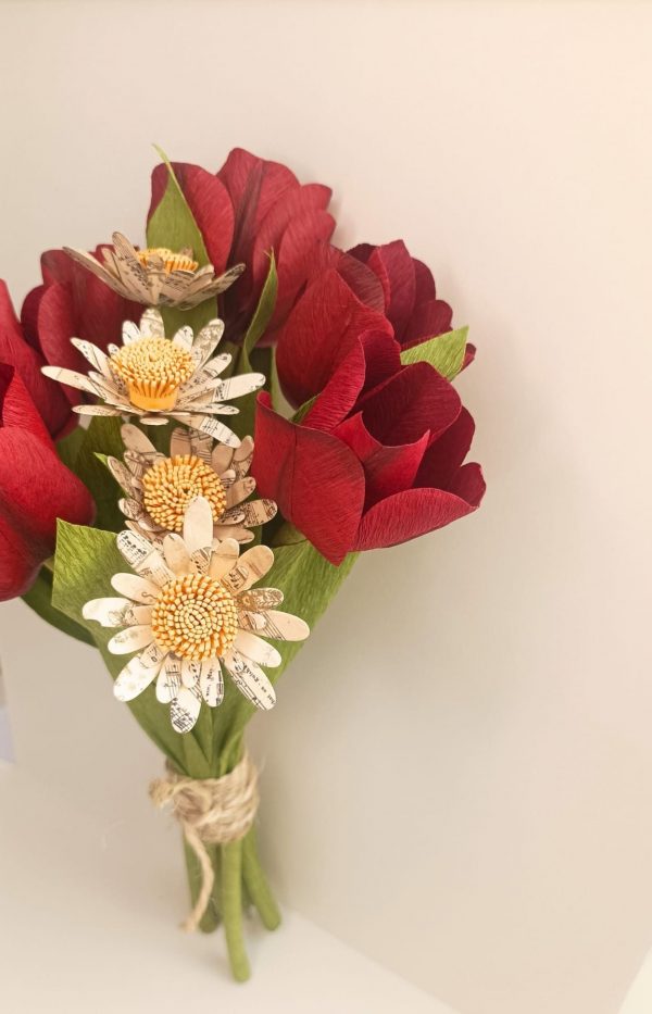 ramo de novia con tulipanes rojos para novias atrevidas