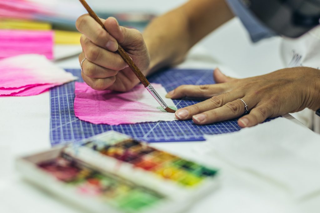 técnica de laminado de papel crepe para hacer flores
